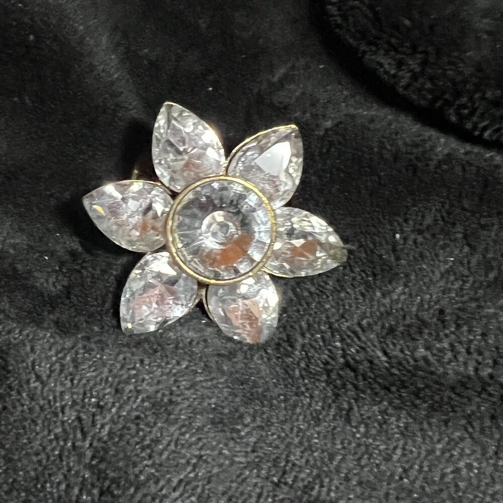 🌸 Dazzling Silver Stone Flower Ring – Adjustable & Attention-Grabbing! 🌸
